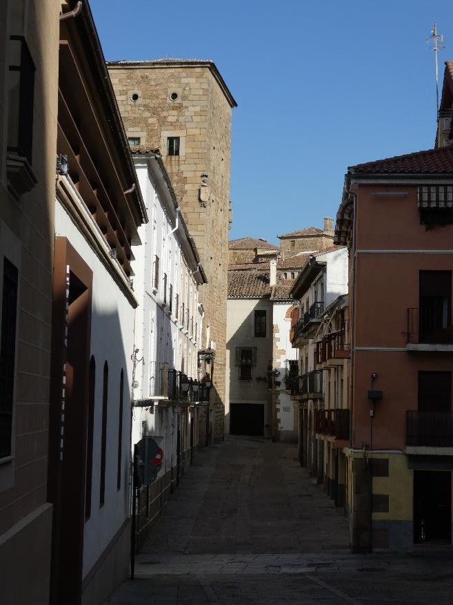 La calle Blanca con la torre al fondo