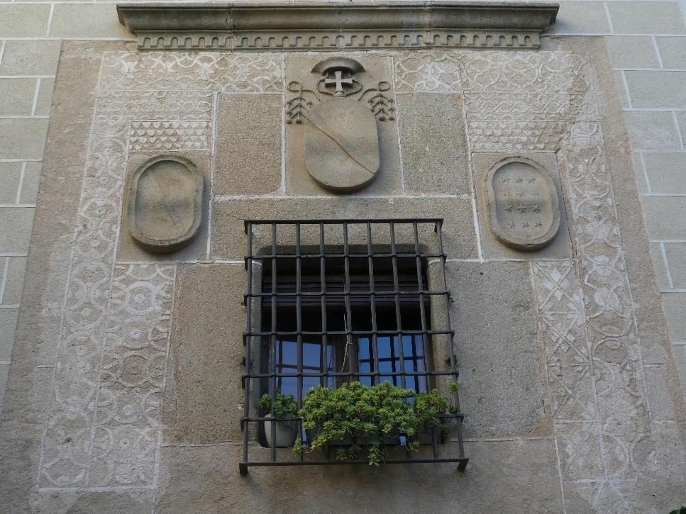 Escudo cardenalicio de Carvajal