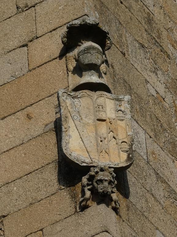Escudo de Carvajal y Manrique en la esquina de la torre norte