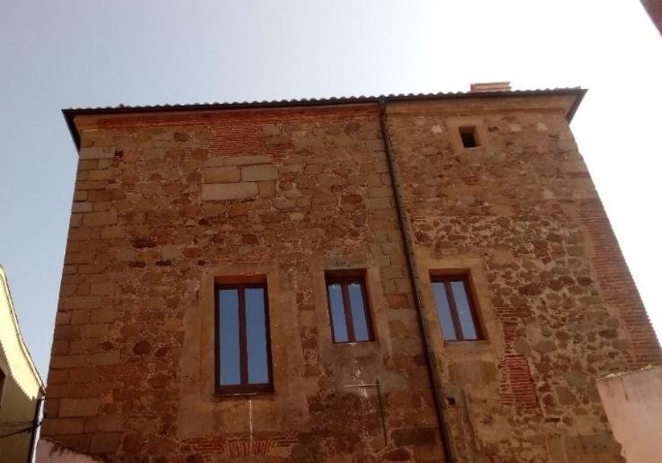 Muro de sillería donde arrancaba la torre desmontada