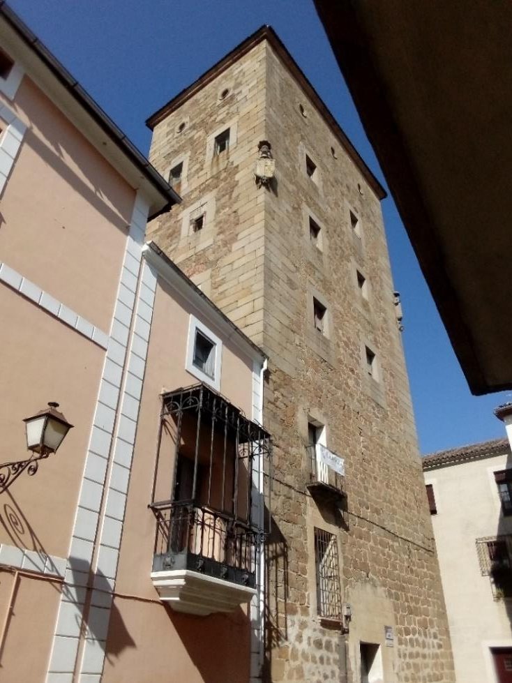 La torre norte vista desde la calle Blanca, entre casas enlucidas