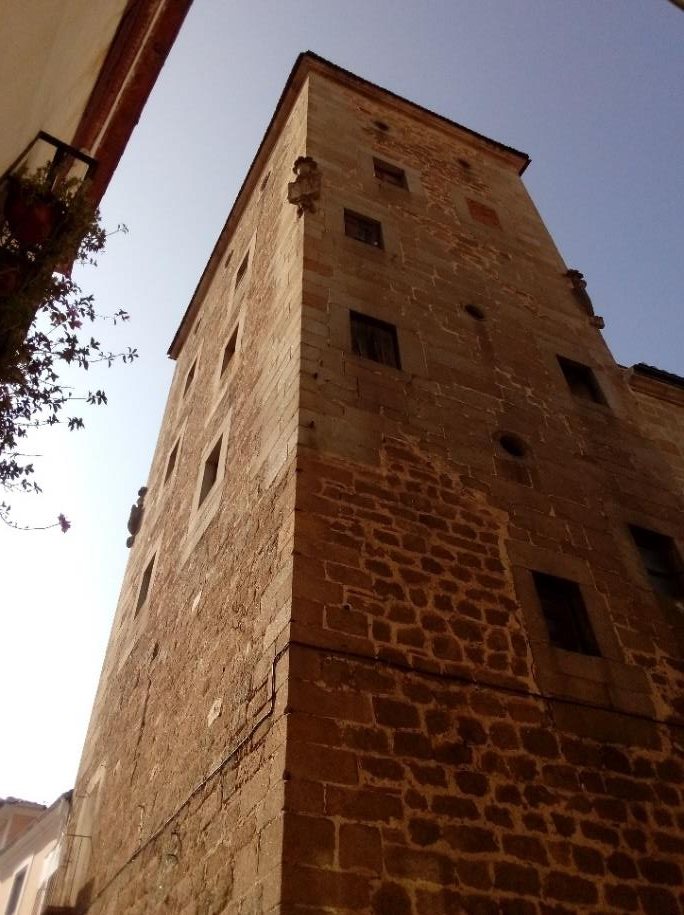 La torre norte de la Casa de las Dos Torres vista desde abajo