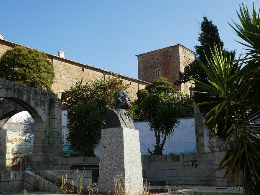 La casa vista desde la plaza de la Salud